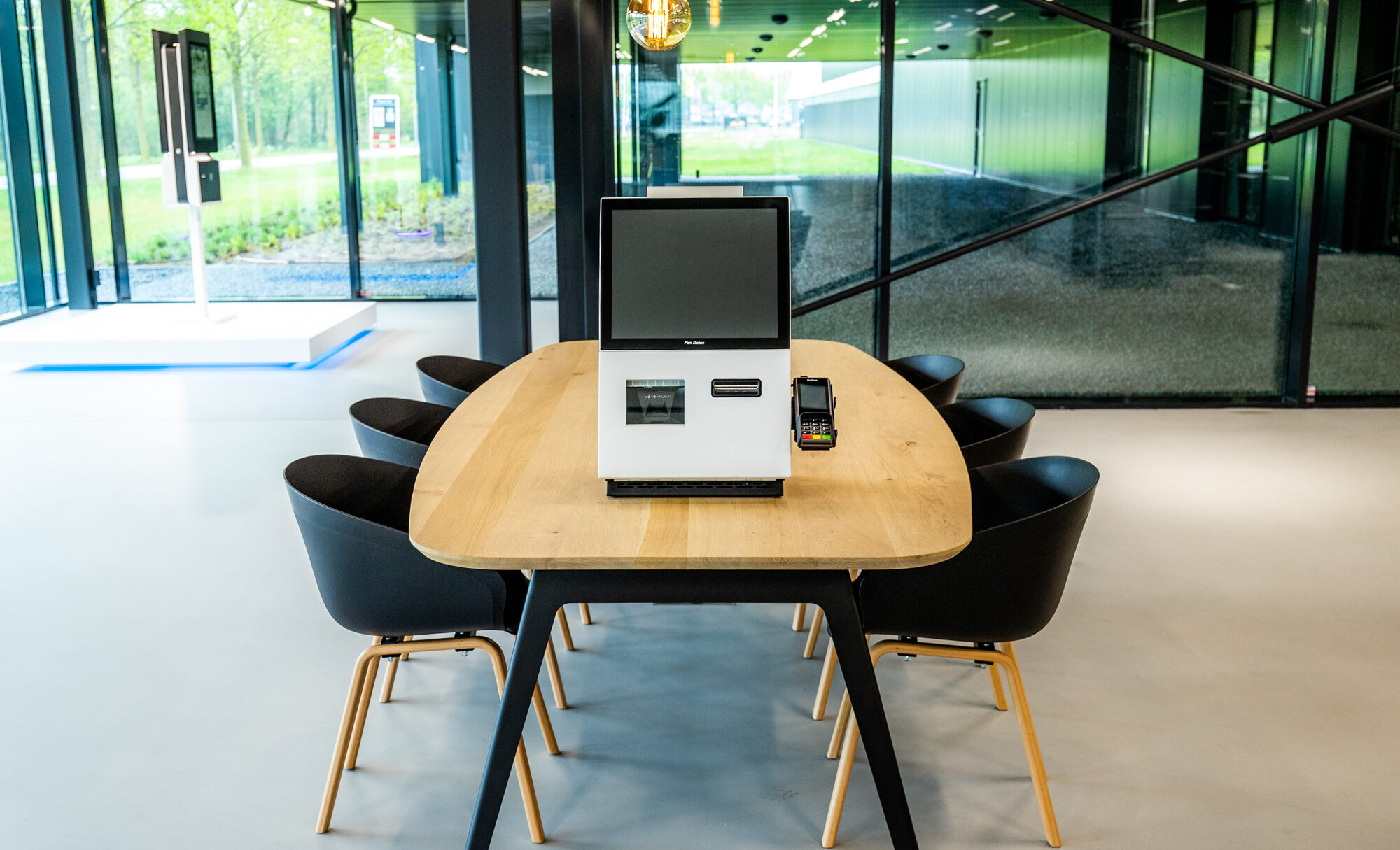 Produktbild av ESSENCE SCO ståendes på ett träbord