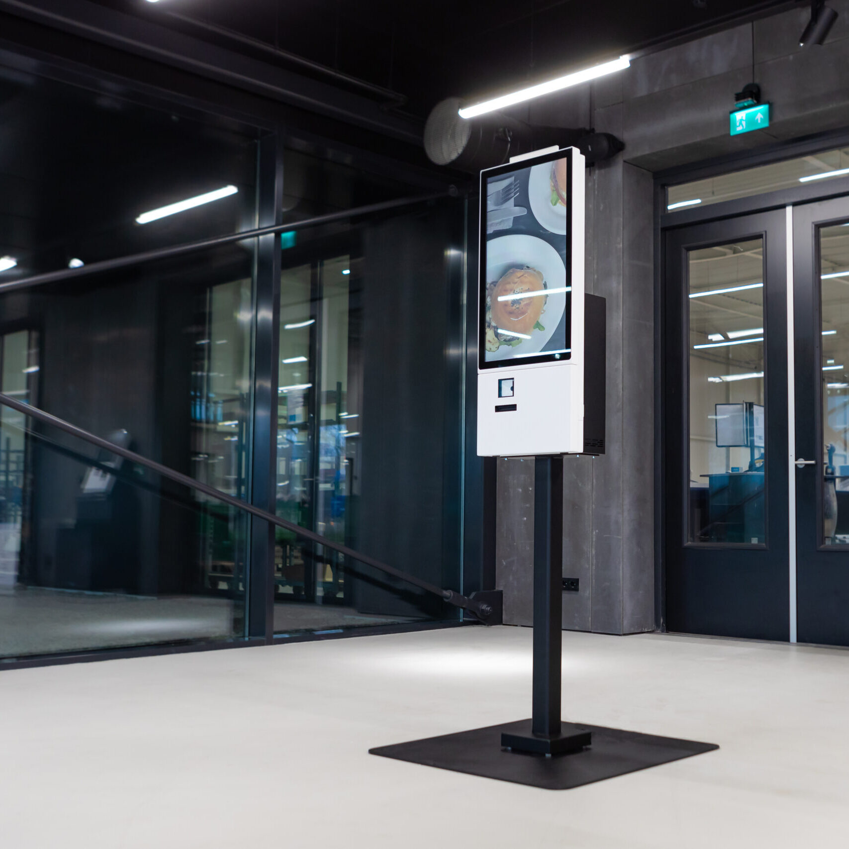 Produktbild av ESSENCE Kiosk