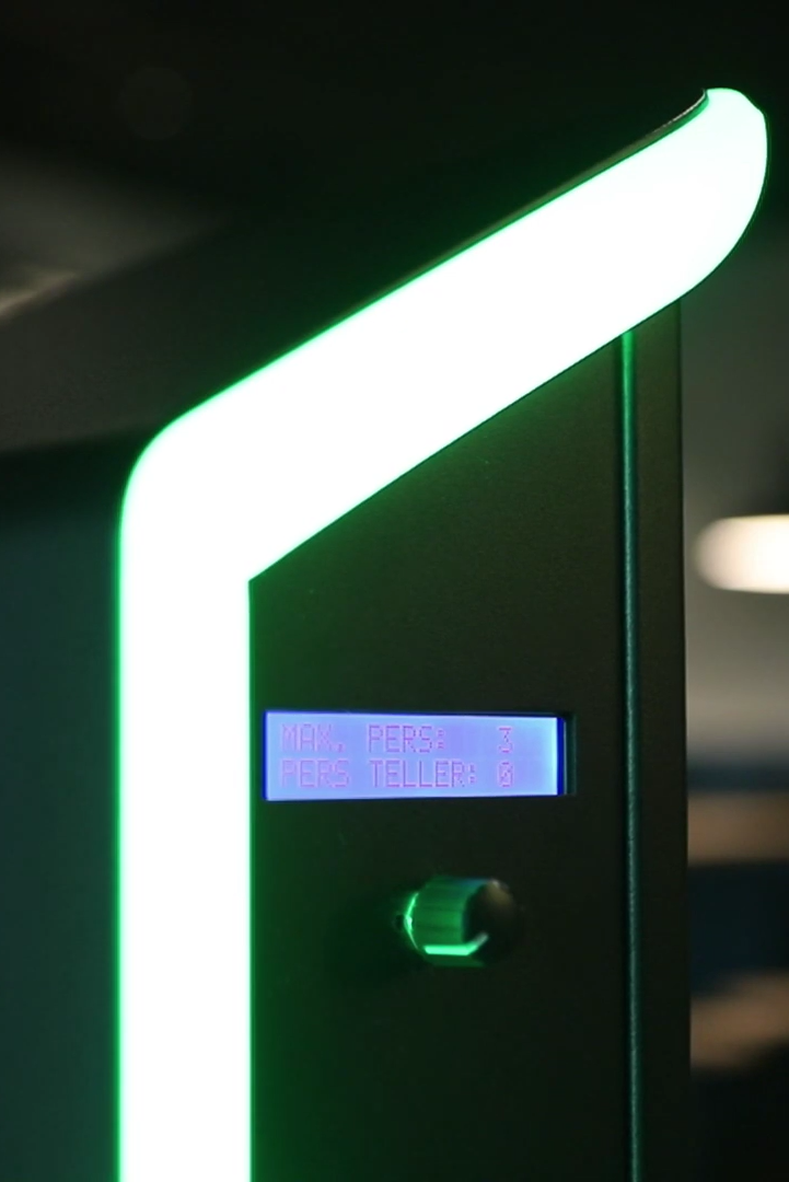 SLIM Access med en display som visar antalet besökare i butiken och maxantalet