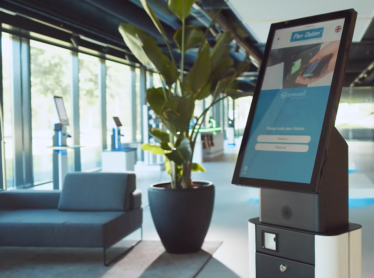 En kvinna sittandes vid en dator med ett receptionssystem öppet