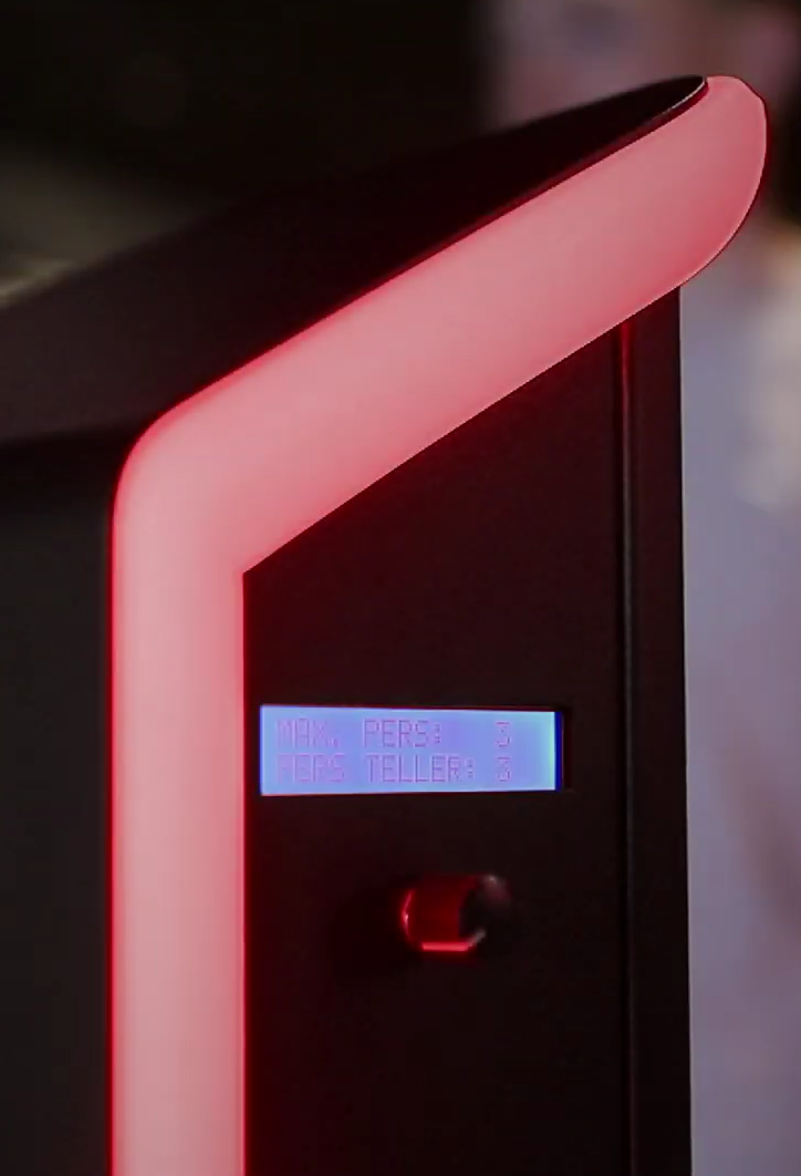 SLIM Access med en display som visar antalet besökare i butiken och maxantalet